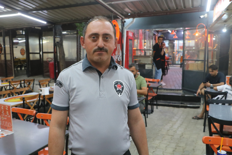 Hatay’da köfte yerken nefessiz kalan kadını güvenlik görevlisi Heimlich manevrasıyla kurtardı 2