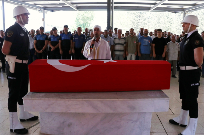 Şanlıurfa'daki trafik kazasında yaşamını yitiren polis memurunun cenazesi Adana'da defnedildi
