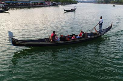 Seyhan Nehri’nde gondol turu yerli ve yabancı turistlerin gözdesi oldu