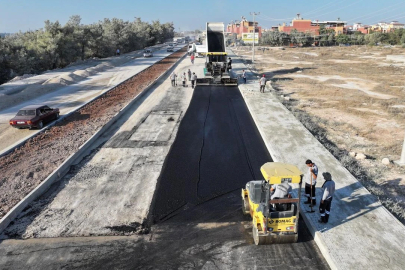 Adana Büyükşehir Belediyesi’nden Buruk TOKİ yolunda asfalt çalışması