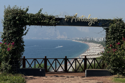 Antalya’da sıcaktan bunalanlar sahillere akın etti