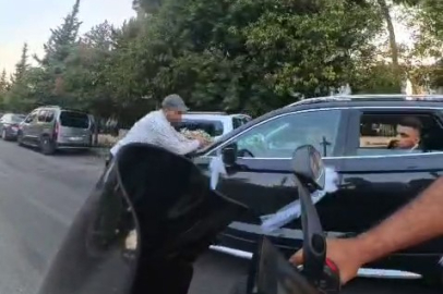 Düğün aracından para almak için metrelerce koştu, kaputa atladı