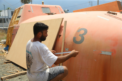 Hataylı balıkçı kullanılmayan gemi parçalarını motoryatlara dönüştürüyor