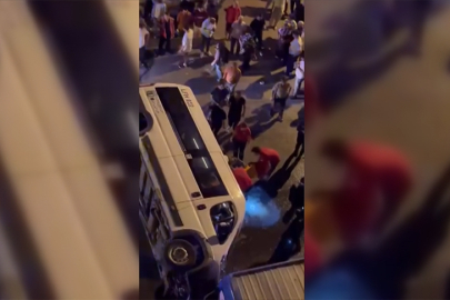 Servis minibüsü ile otomobil çarpıştı: 10 yaralı