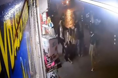 Adamların kavgasına kadın karıştı, tekmeler havada uçuştu