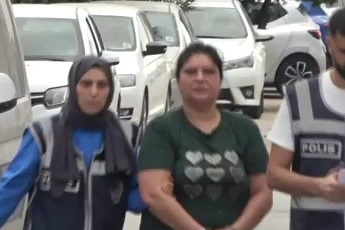  Adana'da kızını bıçakla kovalayan anne çıkarıldığı mahkemece tutuklandı