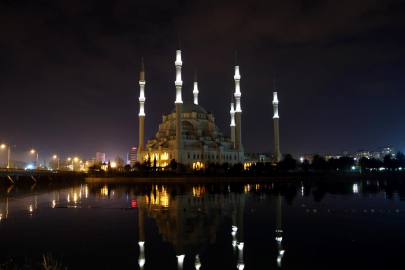 Adana Namaz Vakitleri 25 Ağustos 2025 Pazartesi | İmsak, Güneş, Öğle, İkindi, Akşam ve Yatsı Saatleri