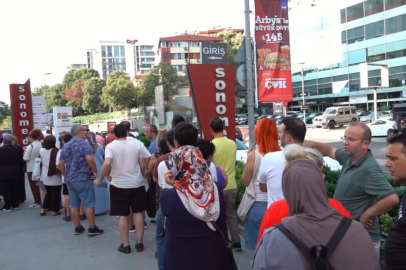 Hediye çeki için 8 saat kuyrukta beklediler