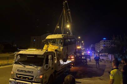 Iğdır’da yolcu minibüsü bahçe duvarına çarptı
