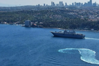 TCG Anadolu liderliğindeki gemiler İstanbul Boğazı’nda TEKNOFEST Mavi Vatan geçit töreni yaptı