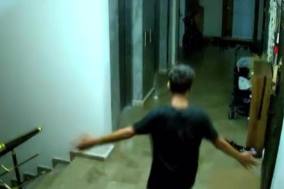 Göbek atarak ayakkabı çalan gençler kamerada