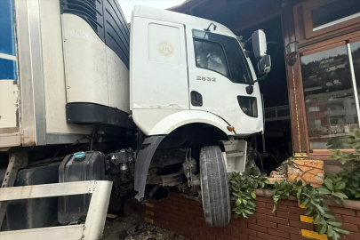 Hatay Belen’de kamyon kazası: Vidanjör ve restorana çarptı, 1 yaralı