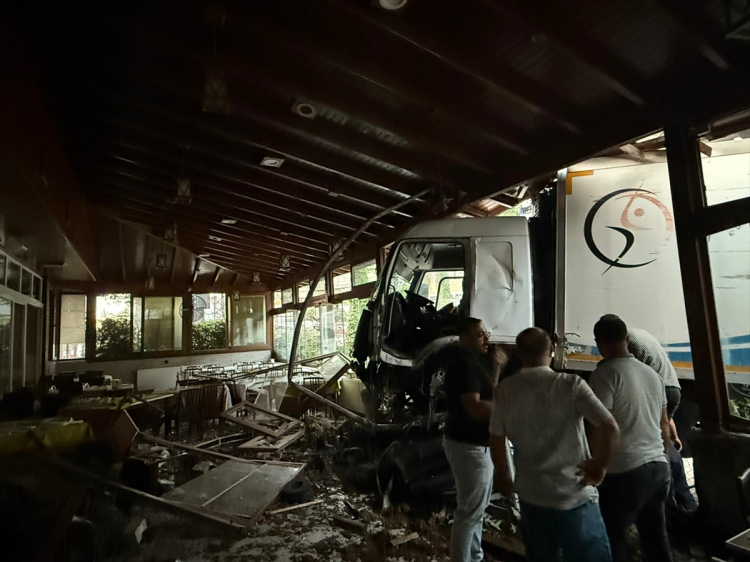 Hatay Belen’de kamyon kazası Vidanjör ve restorana çarptı, 1 yaralı 2