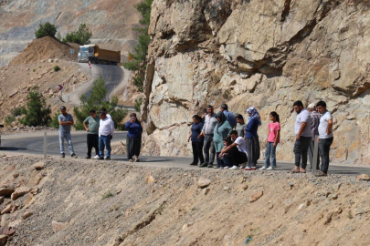 Adana'da 5 kişinin öldüğü yolda, muhtarlar nöbet tutan ailelere destek verdi