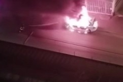 Adana’da seyir halindeki otomobil alev alev yandı