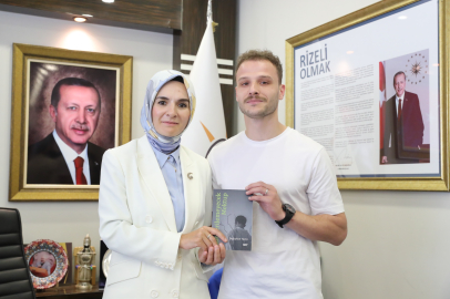 Devlet himayesinde büyüyen genç yazar, kitabını Bakan Göktaş’a hediye etti