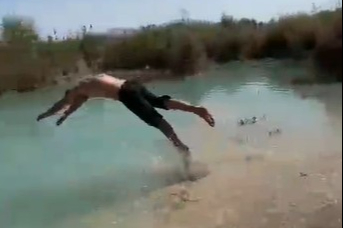 Gölete balıklama atlayan genç boynunu çarparak öldü