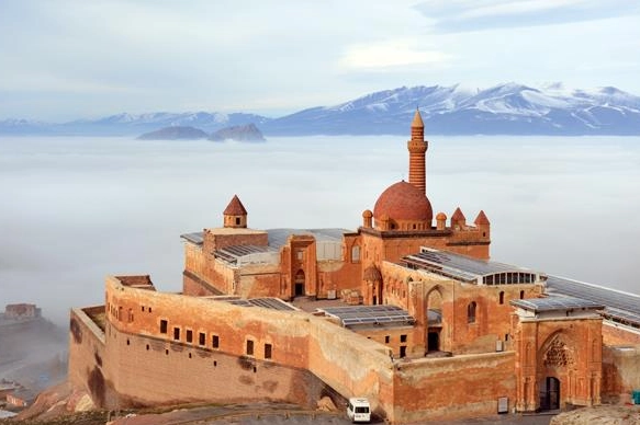 Yaz tatilinde ziyaretçi akınına uğrayan İshak Paşa Sarayı büyülemeye devam ediyor