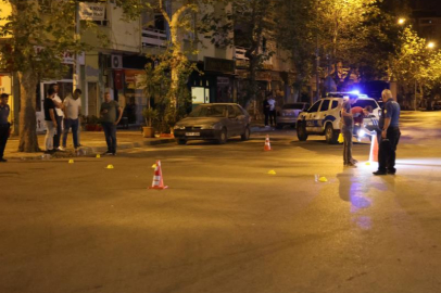 Adana Kozan’da motosikletli 2 şahıs kafeterya önünde havaya ateş açtı