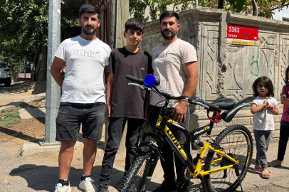 Bulduğu altınları sahibine teslim etmişti, söz verilen bisikletine kavuştu