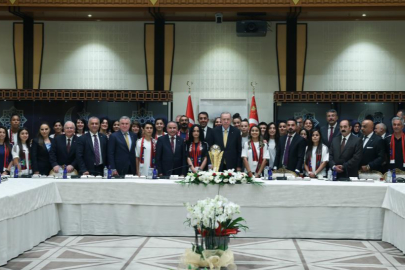 Cumhurbaşkanı Erdoğan, Yüksekovaspor Kadın Futbol Takımı'nı kabul etti