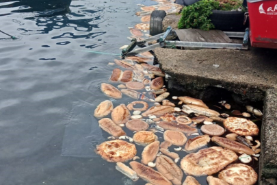 Rize’de yüzlerce ekmek ve simit denize atıldı