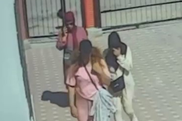 Adana’da 3 kadın 200 bin liralık altın çaldı: O anlar kamerada