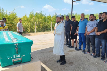 Adana’da mide fıtığı ameliyatı sonrası ölen genç kadın toprağa verildi