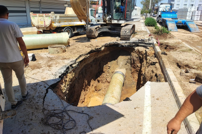 Adana'da su borusu patladı, yol asfaltlanmayınca mahalle toz içinde kaldı