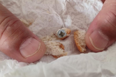 Aldığı ekmekten vida çıktığını iddia etti