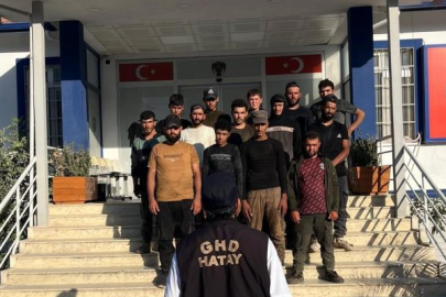 Hatay’da pikap kasasında 14 kaçak göçmen yakalandı
