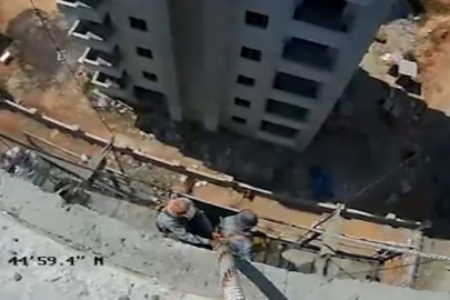 İskelede asılı kalan işçiler ölümden döndü