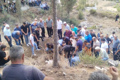 Kazada ölen 2 çocuk annesi gözyaşlarıyla toprağa verildi