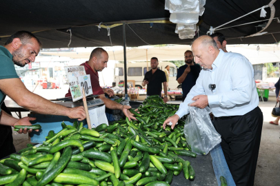 Yüreğir Belediye Başkanı Demirçalı Yenidoğan pazarını ziyaret etti, esnaftan alışveriş yaptı