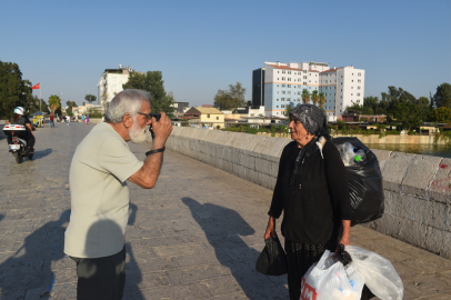 Adana’da 75 yaşındaki fotoğrafçı Vahap Akşen, yıllara meydan okuyarak anları ölümsüzleştiriyor