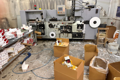 Adana’da polis ekipleri kaçak makaron üretim tesisini çökertti