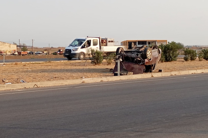 Adana İmamoğlu’nda iki otomobil çarpıştı: Refüje devrilen araçta hasar oluştu