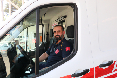 Ambulans şoförü, çocuğu yalın ayak bırakmadı