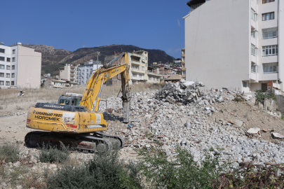Yıktığı binanın altında kalmaktan saniyelerle kurtulan operatörün korku dolu anları kamerada