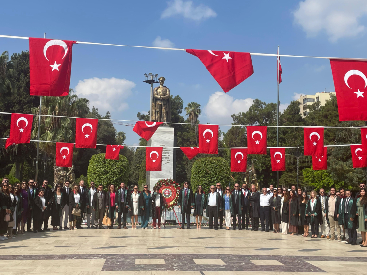 . Çelenk sunumunun ardından Adana Barosu’nda basın açıklaması düzenlendi. Açıklamayı katılanlar adına açıklamayı Adana Barosu Av. Volkan Böke okudu.