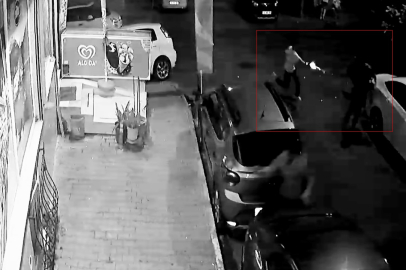 Eyüpsultan’da 20 yaşındaki gencin sokak ortasında silahla vurularak öldürüldüğü o anlar kamerada