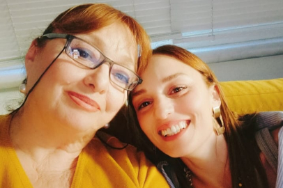 Nilperi Şahinkaya, annesi Meltem Vural’ı son yolculuğuna uğurladı: Ünlü isimler yalnız bırakmadı