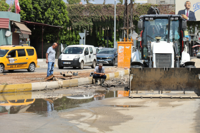 Su borusu patladı, cadde göle döndü: vatandaşlardan belediyeye tepki