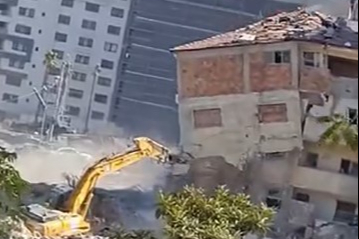 Yıktığı binanın altında kalmaktan saniyelerle kurtuldu, korku dolu anlar kamerada