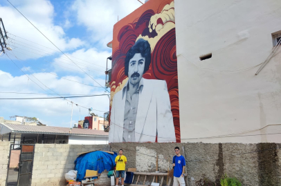 Adana’da Ferdi Tayfur ve Müslüm Gürses’in anısına duvarlara grafiti çizildi