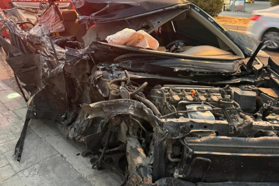 Mersin’de otomobil kamyona çarptı: Hurdaya döndü, biri ağır 2 kişi yaralı