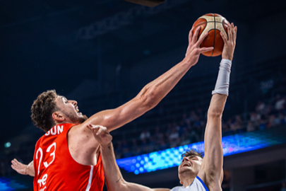 12 Dev Adam’dan tarihi galibiyet: Türkiye, Sırbistan’ı devirdi, grubu lider tamamladı