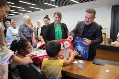 AK Parti Adana İl Başkanlığı’ndan miniklere anlamlı hediye