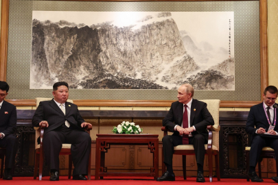 Pekin’de tarihi zirve: Putin ile Kim Jong Un bir araya geldi