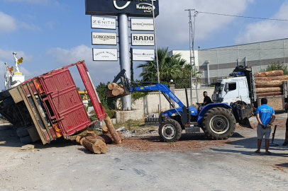 Antalya'da lastiği patlayan kamyon yol kenarına devrildi